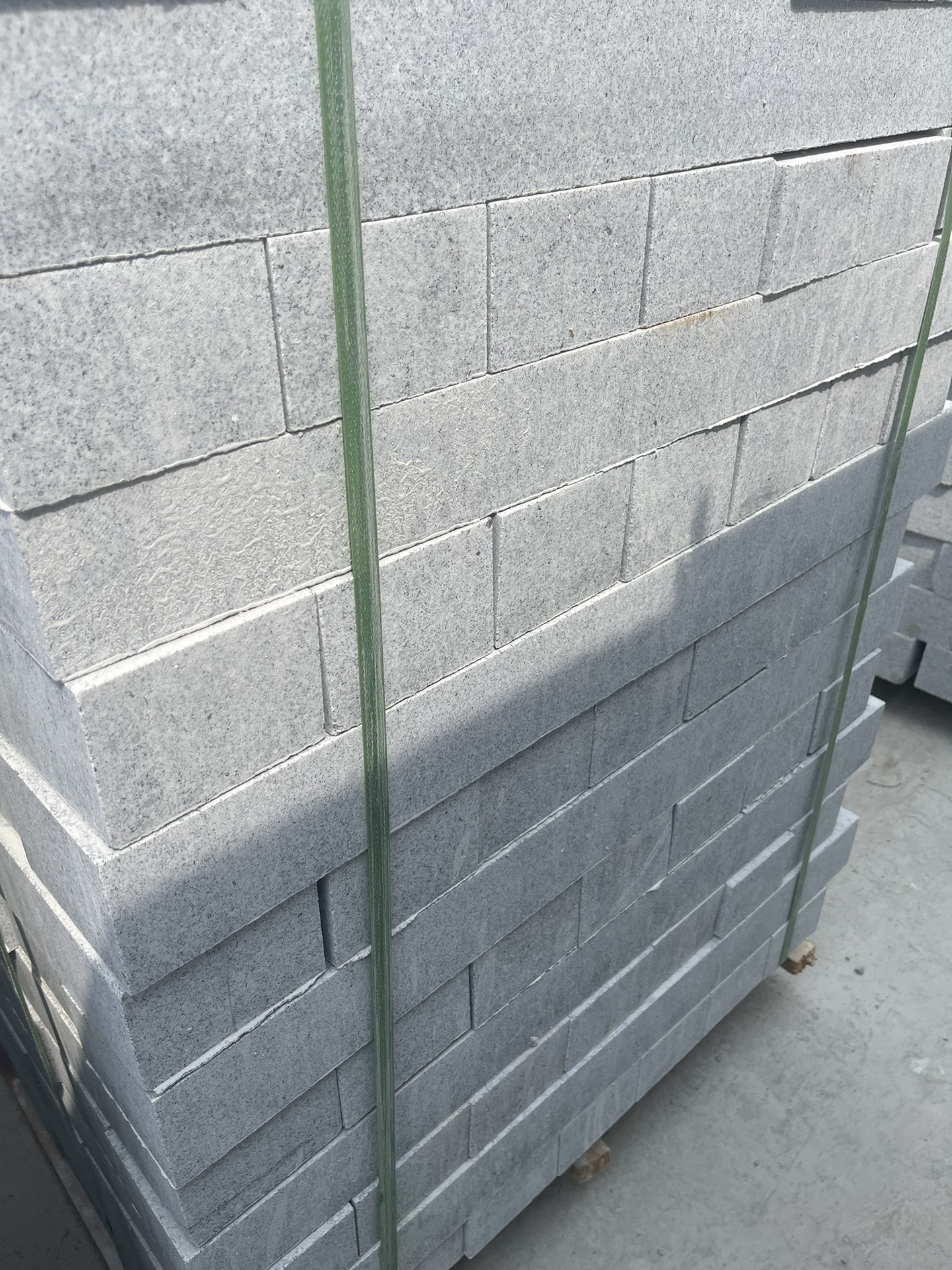 芝麻灰荔枝面花崗巖在戶外廣場鋪裝中的實際應用(圖3)